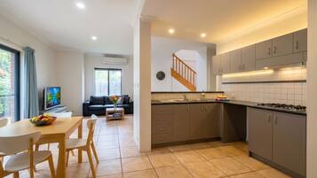 Maison, Plusieurs lits, non-fumeur | Cuisine privée | Réfrigérateur grande capacité avec congélateur, four à micro-ondes