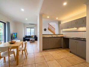 House, Multiple Beds, Non Smoking | Private kitchen | Full-size fridge, microwave, oven, stovetop - Relax On Moonshine (Dunsborough)