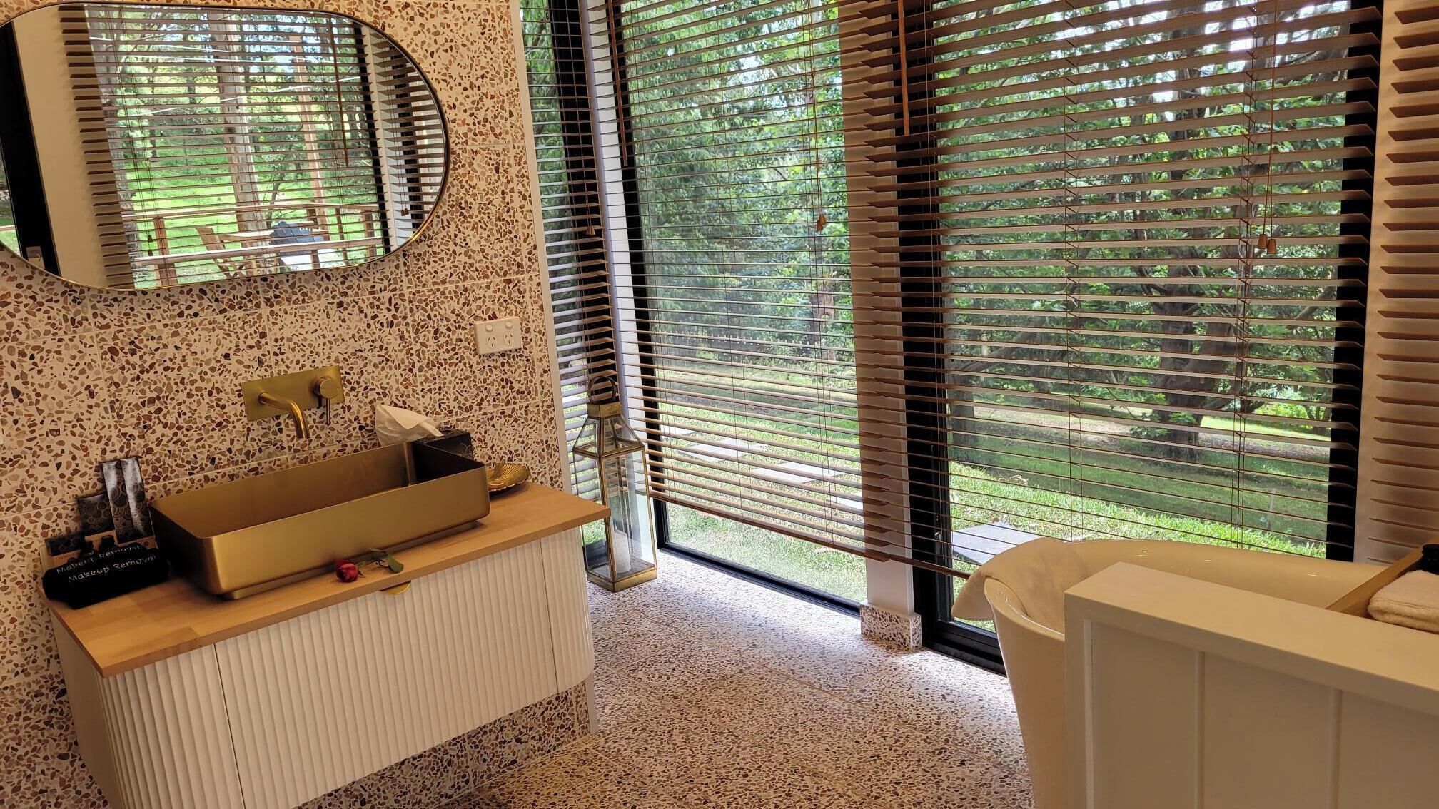 シャワー、ヘアドライヤー、タオル、石鹸