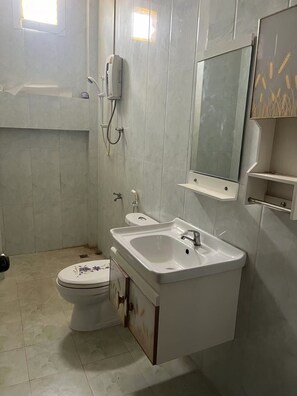 Comfort Double Room, City View | Bathroom | Slippers - FUBON World (Vientiane)