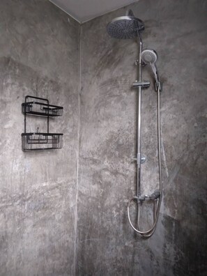 Douche, sèche-cheveux, bidet, serviettes fournies