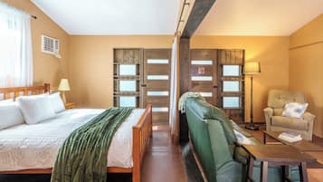 Tabla de planchar con plancha, wifi gratis y ropa de cama