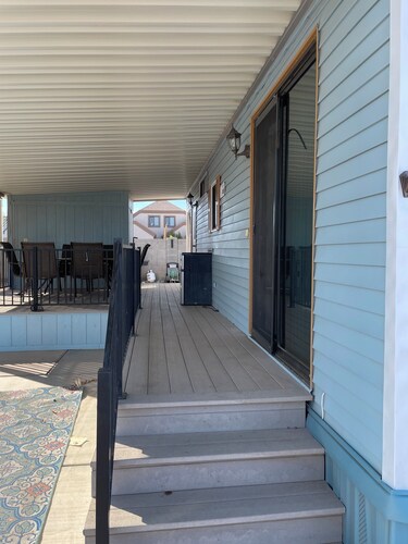 Cozy 1 bedroom home in awesome Arizona City 55+community with pool & gym
