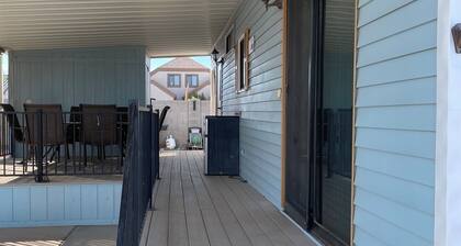 Cozy 1 bedroom home in awesome Arizona City 55+community with pool & gym