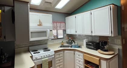 Cozy 1 bedroom home in awesome Arizona City 55+community with pool & gym