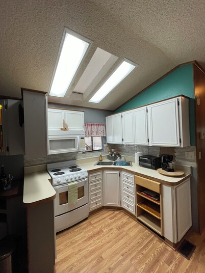 Cozy 1 bedroom home in awesome Arizona City 55+community with pool & gym