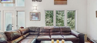 Ski-in/ski-out townhouse w/ trail access, fireplace, balcony, pool, hot tub