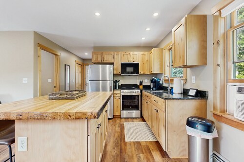 Inviting garage apartment with everything you need and easy access to Mt. Abram