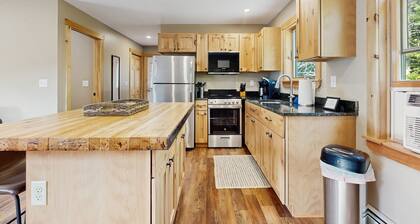 Inviting garage apartment with everything you need and easy access to Mt. Abram