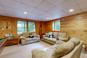 Télévision, cheminée, baby-foot, livres