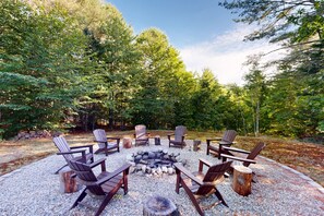 Property grounds - Spacious Chalet with Pool Room, Foosball, Hot Tub & Skiing at Mt. Abram (Greenwood)