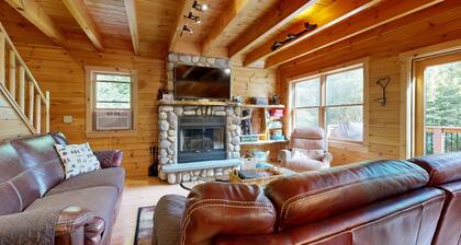 Spacious Chalet with Pool Room, Foosball, Hot Tub & Skiing at Mt. Abram