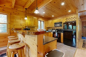 Fridge, microwave, oven, stovetop - Spacious Chalet with Pool Room, Foosball, Hot Tub & Skiing at Mt. Abram (Greenwood)