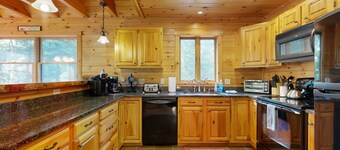 Spacious Chalet with Pool Room, Foosball, Hot Tub & Skiing at Mt. Abram