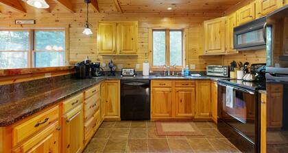 Spacious Chalet with Pool Room, Foosball, Hot Tub & Skiing at Mt. Abram