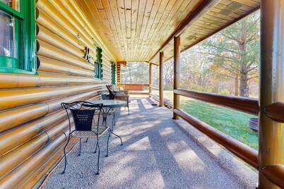 Dog-Friendly Rural cabin and loft with foosball table, W/D, near-by golf, WIFI