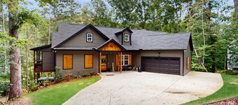 Gorgeous cabin with double deck and patio, hot tub, & outdoor fire place