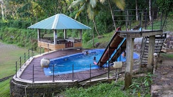 Vista frontal de la propiedad