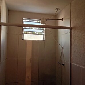 Toalhas de banho, sabonete, papel higiênico