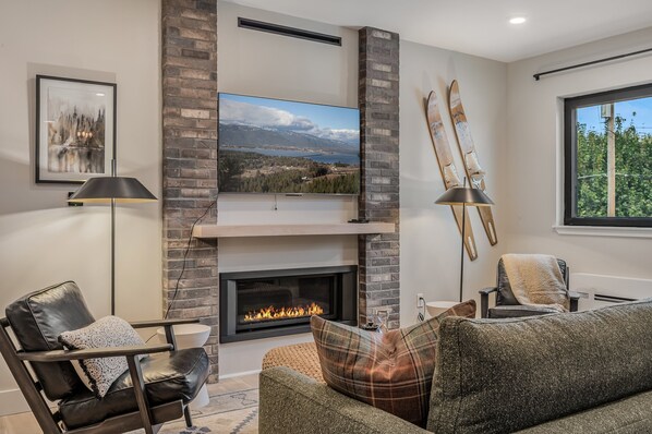 Smart TV, fireplace, books - Stylish Condo w/ Hot Tub in Heart of Downtown Sandpoint (Sandpoint)