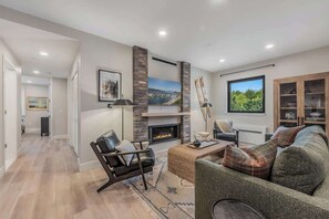 Een smart-tv, een open haard en een kantoor