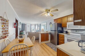 冷蔵庫、電子レンジ、オーブン、コンロ