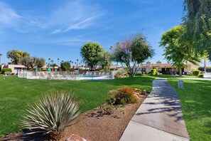 حمّام سباحة مُدفَّأ