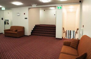 Lobby - Ramada By Wyndham Kirkland Lake (Kirkland Lake)