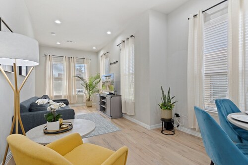 Bishop Arts Duplex w/ Yard – Pet Friendly 3BR/2.5BA