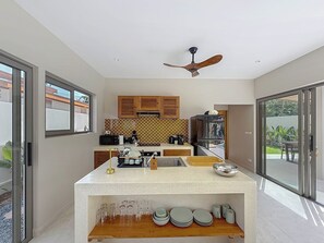 Microondas, horno, placa de cocina