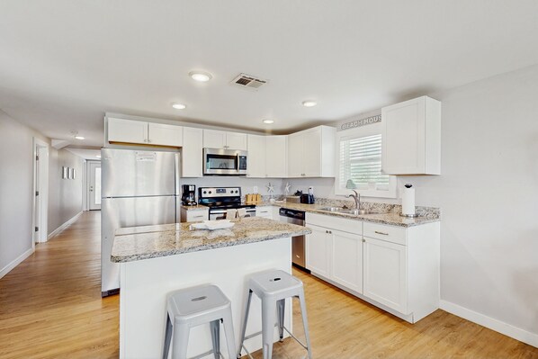 Fridge, microwave, oven, stovetop - Cozy cottage with outdoor dining and grill - steps to beach & fishing (Rockport)