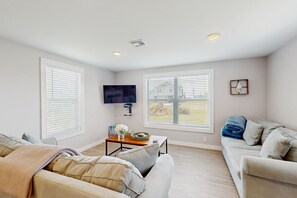 TV - Cozy cottage with outdoor dining and grill - steps to beach & fishing (Rockport)