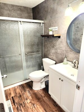 Douche, séchoir à cheveux, serviettes fournies, savon
