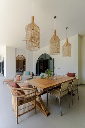 Outdoor dining - Villa Sungai (Cepaka)