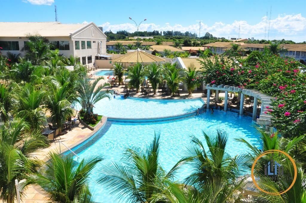 14 piscinas externas, espreguiçadeiras, salva-vidas no local