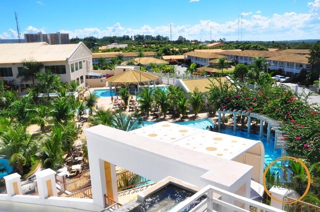 14 piscinas externas, espreguiçadeiras, salva-vidas no local