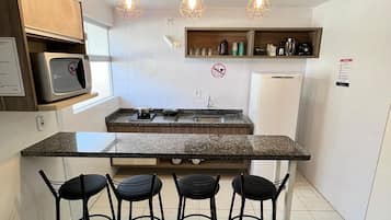 Apartamento | Cozinha privada | Micro-ondas, cooktop, talheres/pratos/utensílios de cozinha