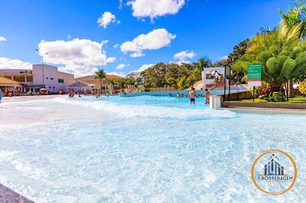 14 piscines extérieures, chaises longues, maîtres-nageurs sur place