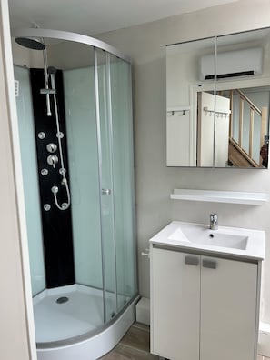 Umweltfreundliche Kosmetikartikel, Haartrockner, Toilettenpapier