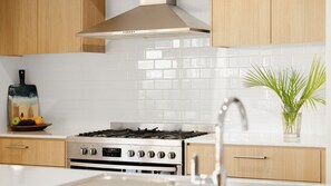 Refrigerador, horno, lavavajillas, utensilios de cocina
