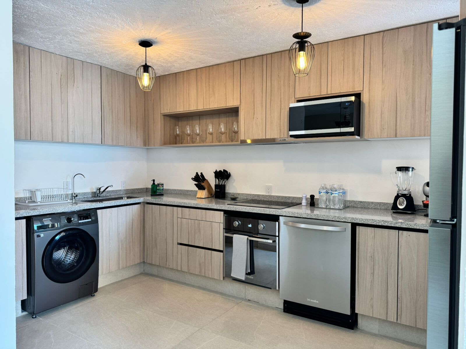 Refrigerador, microondas, horno, placa de cocina