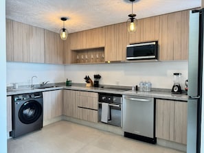Frigorífico, microondas, horno y placa de cocina