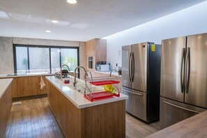 Geladeira, micro-ondas, fogão, cafeteira/chaleira