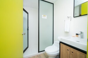 Shower, towels - +MS +Loft Coworking +Vigilancia 24hrs +Internet y (Santiago de Querétaro)