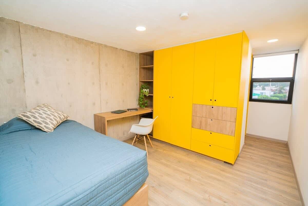 1 habitación, escritorio, tabla de planchar con plancha y wifi 