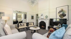 Televisie, een open haard, een stereo en een kantoor