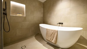 Douche, sĂšche-cheveux, serviettes fournies, shampoing
