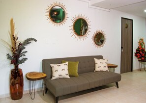 127-cm Smart TV with digital channels, Netflix, streaming services - Bohemia Boutique Hostel (Cali)