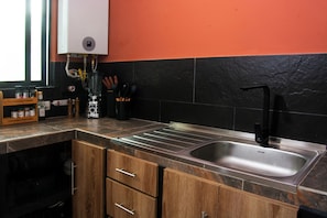 Full-sized fridge, microwave, coffee/tea maker, blender