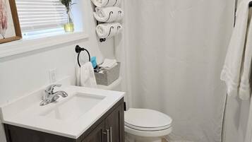 Douche, sèche-cheveux, serviettes fournies, savon